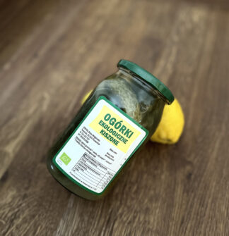 Ekologiczne chrupiące ogórki kiszone w słoiku